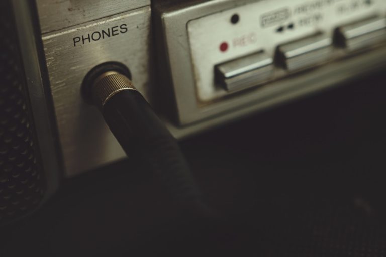 How To Clean A Headphone Or Aux Jack Properly And Safely